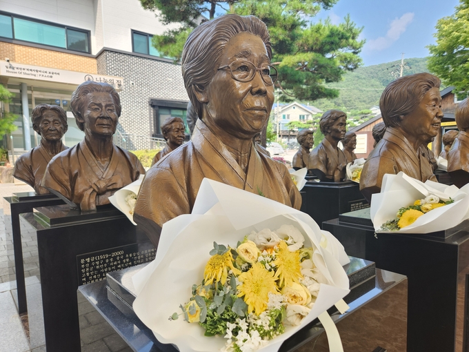 13일 광주시 퇴촌면 나눔의집, 위안부 피해 할머니들의 동상 앞에 놓인 꽃다발이 시들어가고 있다. (사진=이보현 기자)