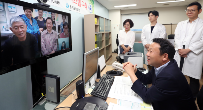 옹진군 보건소는 '의료취약지 의료지원 사업'에 따라 군민들에게 원격화상진료 서비스를 제공하고 있다. ( 사진 = 옹진군 제공 )