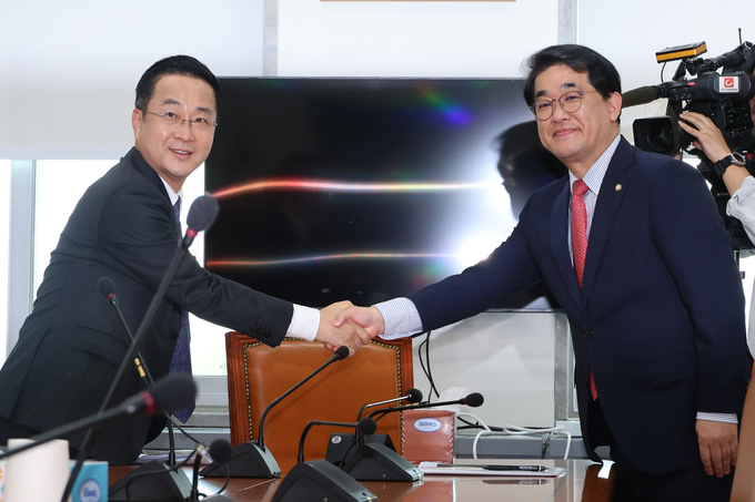 배준영 국민의힘(오른쪽)·박성준 더불어민주당 원내수석부대표 (사진=연합뉴스)
