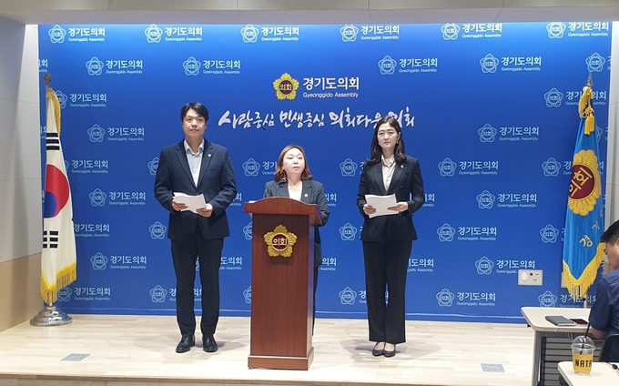 경기도의회 더불어민주당 대변인단은 13일 경기도의회 브리핑룸에서 기자회견을 열고 윤석열 정부의 대일외교를 규탄하고 있다. (사진=나규항 기자)