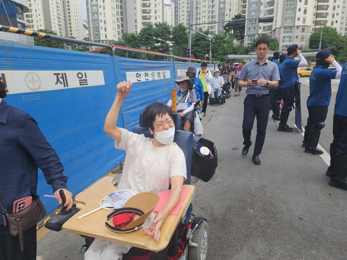  13일 경기장애인차별철폐연대가 광교중앙역에서 경기도청까지 행진하는 모습. (사진=박진석 기자)