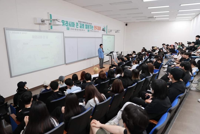 원유철 전 미래한국당 대표가 6월 5일 국제대학교에서 ‘유라시아 큰 길로 여는 한국경제’를 주제로 특강을 하고 있다. (사진=페이스북 캡처)