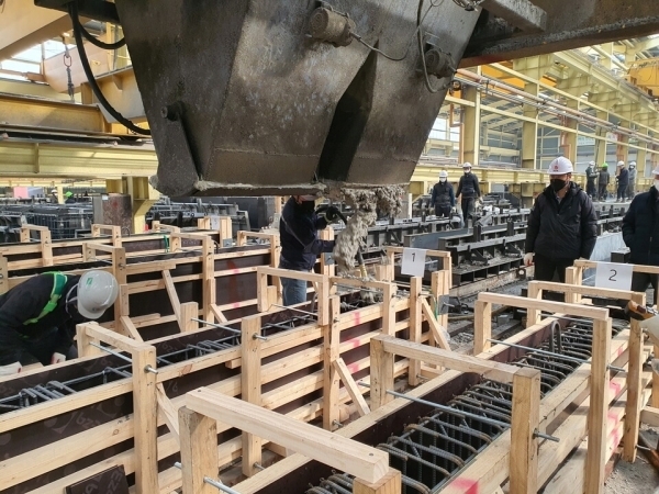 저탄소 콘크리트 실험체 제작(타설) 과정. (사진=삼성물산 건설부문 제공)