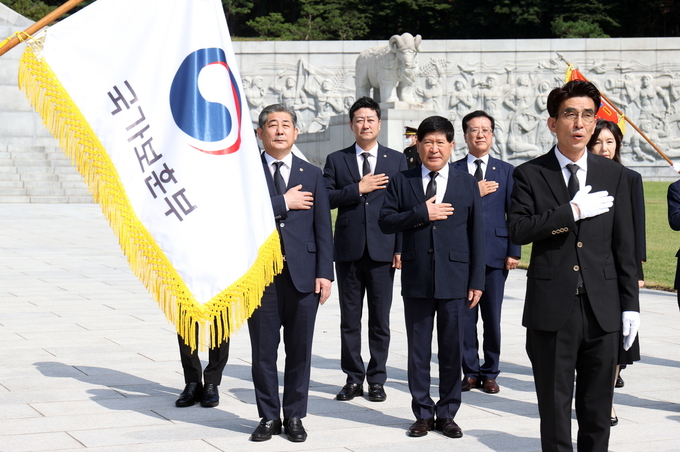 김진경(왼쪽 2번째) 경기도의회 의장과 전국 시도의회 의장들이 14일 국립대전현충원을 참배하며 국기에 대한 경례를 하고 있다. (사진=경기도의회 제공)