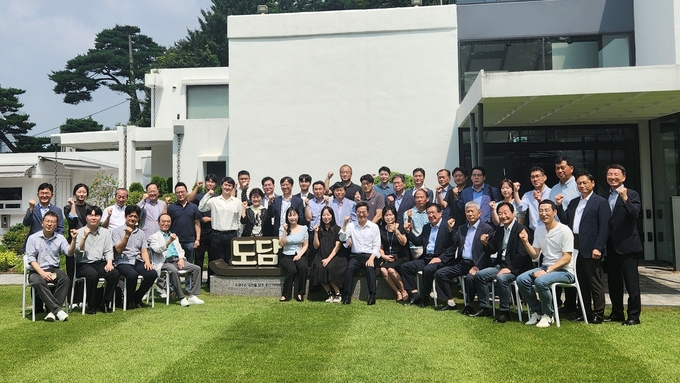 14일 수원 도담소에서 열린 민선8기 후반기 중점과제 발표 기자간담회에서 김동연 경기도지사, 참석자들이 기념촬영을 하고 있다. (사진=이유림 기자)