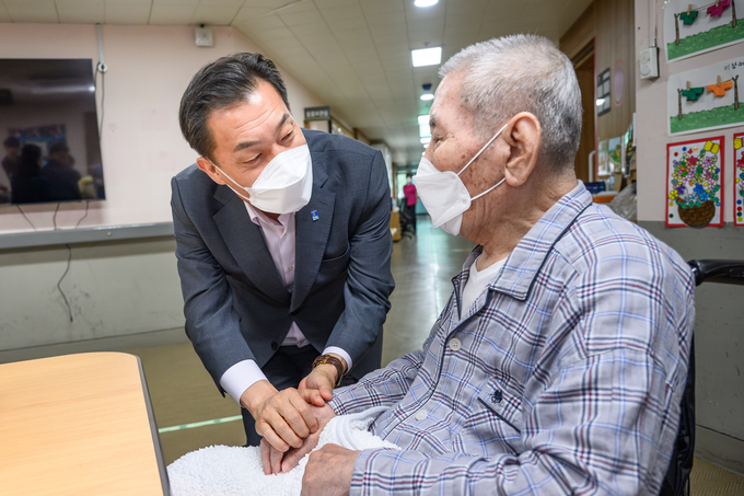 14일 이재준 수원시장이 오성국 애국지사에게 감사 인사를 전하는 모습. (사진=수원시 제공)