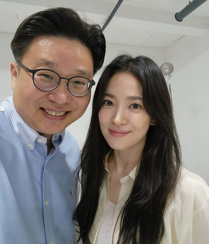  서경덕 성신여자대학교 교수와 배우 송혜교 씨. (사진=성신여자대학교 제공)