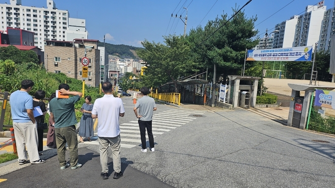 구리남양주교육지원청 직원과 관계자들이 합동으로 학생 통학환경 실태조사를 하고 있다. (사진=교육지원청 제공)