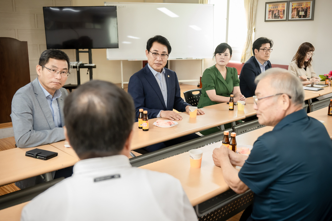 조성대 남양주시의회 의장이 대한노인회 남양주시지회 분회를 방문해 임원진과 회원들로부터 건의사항을 청취하고 있다. (사진=남양주시의회 제공)