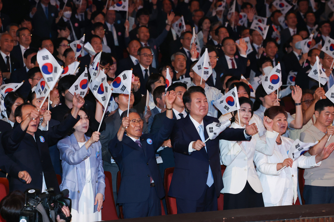 윤석열 대통령과 김건희 여사가 15일 서울 종로구 세종문화회관에서 열린 제79주년 광복절 경축식에서 이동일 순국선열유족회장 등 참석자들과 만세삼창을 하고 있다.(사진=연합뉴스)