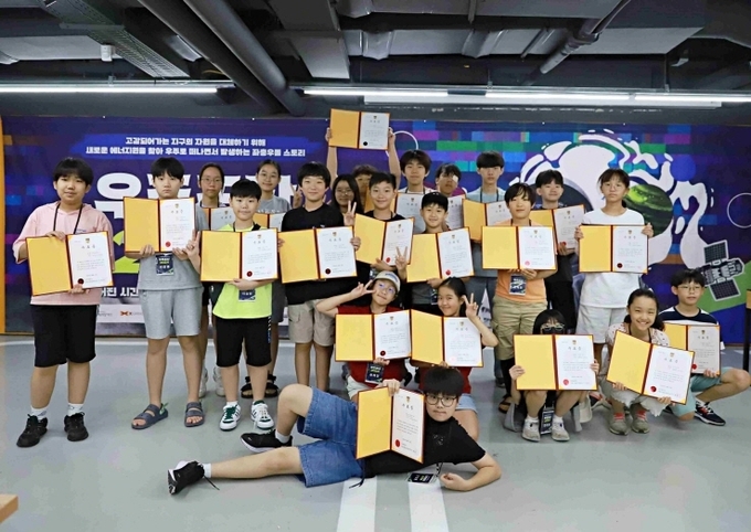 의적 메이커 활동 프로그램 ‘우주조난 2024’ 프로그램에 참여한 청소년들. (사진=성남시청소년재단 제공)