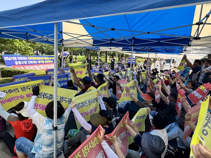 지난 14일 상대원 2구역 주택재개발정비사업 조합원들이 재개발 사업의 지연에 항의하며 성남시청과 중원구청의 빠른 인허가를 요구하는 집회를 성남시청 앞에서 열었다. (사진=김정기 기자)