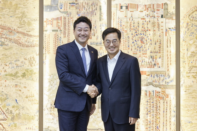 김동연(오른쪽) 경기도지사와 김진경 경기도의회 의장이 16일 경기도의회에서 손을 맞잡은 채 기념촬영을 하고 있다. (사진=경기도의회 제공)