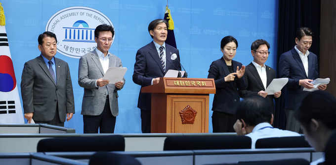 국회 국방위원회 소속 야당 의원들이 13일 오전 국회 소통관에서 기자회견을 열고 김용현 국방부장관 후보자 지명 철회를 촉구하고 있다. 왼쪽부터 김병주, 김민석 더불어민주당, 조국 조국혁신당, 박범계, 부승찬 더불어민주당 의원. (사진=연합뉴스)