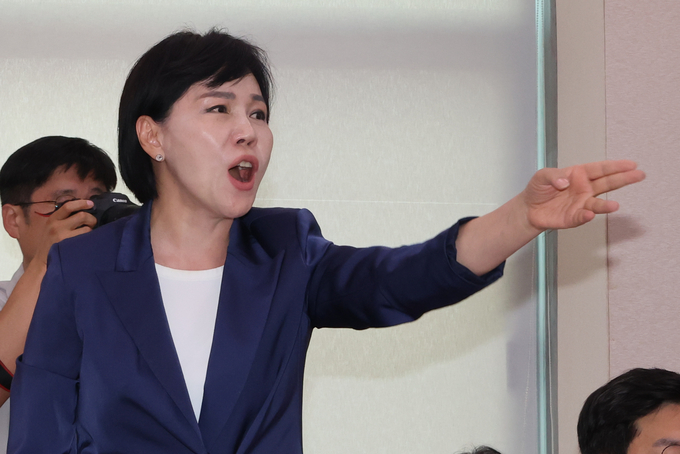 전현희 더불어민주당 의원이 14일 오전 국회 법제사법위원회에서 열린 ‘김영철 서울북부지검 차장검사 탄핵소추사건 조사’와 관련한 청문회에서 권익위원회 고위 간부 사망과 관련한 의사진행발언을 하던 중 발언에 대해 항의하는 송석준 국민의힘 의원과 설전을 벌이고 있다. 전 의원은 대통령 부부를 향해 “살인자”라고 해 여당의 거센 반발을 샀다. (사진=연합뉴스)