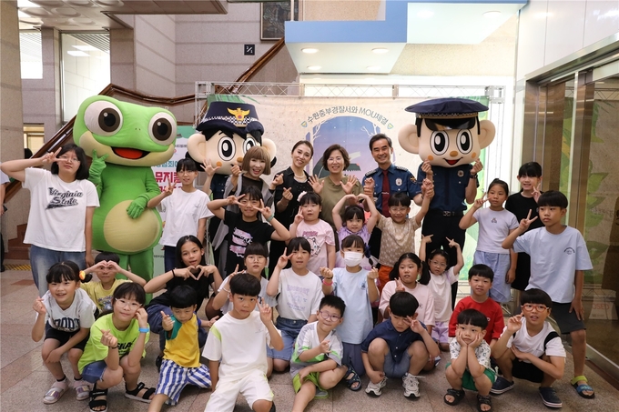 지난 15일 수원중부경찰서가 수원시티발레단과 함께 뮤지컬 발레 공연 '빨간모자'를 진행했다. (사진=수원중부경찰서 제공)