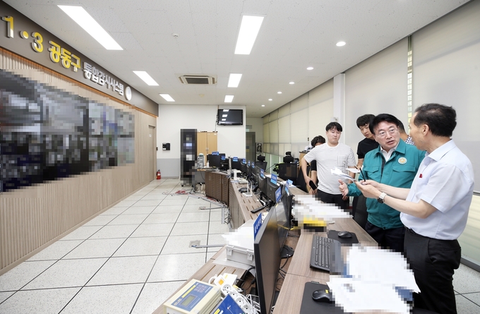 윤원석 인천경제청장이 송도 1·3 공동구 현장을 찾아 통합감시 상황실 등 시설물을 특별점검하고 있다. ( 사진 = 인천경제청 제공 )