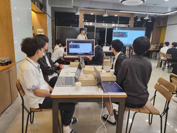 가온고등학교 학생들이 프로그래밍 메이커 교육을 듣는 모습. (사진=경기도교육청 제공)