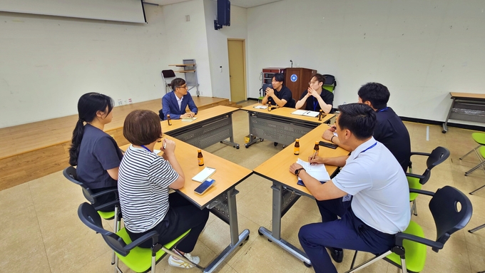 이명호 안양도시공사 사장이 사업장을 방문해 현장 직원들과 소통 간담회를 하고 있다. (사진=안양도시공사 제공)
