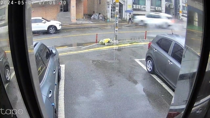  지난 5월 7일 60대 운전자가 몰던 SUV 차량이 인도로 돌진해 행인을 덮진 모습. (사진=연합뉴스 제공)