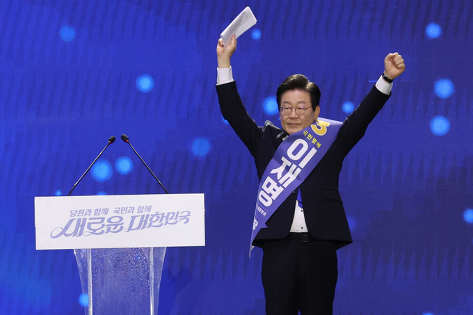 이재명 더불어민주당 대표가 18일 오후 서울 송파구 올림픽공원 KSPO돔에서 열린 전국당원대회에서 정견발표를 마친 뒤 인사하고 있다. (사진=연합뉴스)