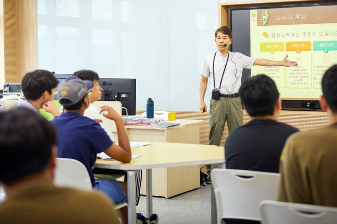 KB금융공익재단 전문강사가 ‘KB스타 경제교실’에서 학생들을 대상으로 경제교육 강의를 진행하고 있다. (사진=KB증권 제공)