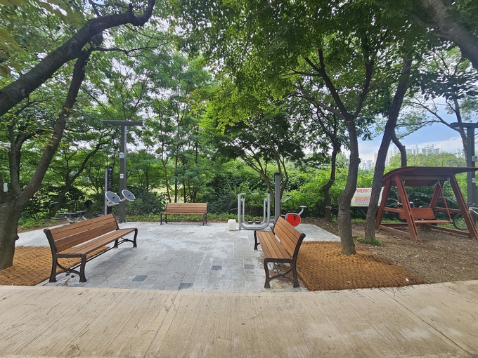남동구가 남동산단 내 승기천변 연결녹지를 산책로로 새롭게 조성해 휴게공간을 대폭 확대했다. ( 사진 = 남동구 제공 ) 
