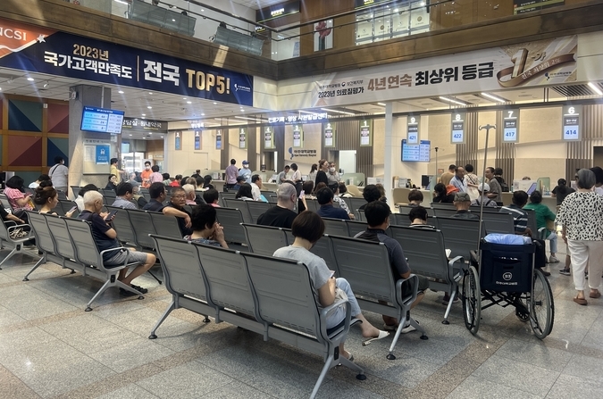 19일 오전 아주대학교병원 수납창구 앞에서 순서를 기다리는 시민들. (사진=장진 기자)