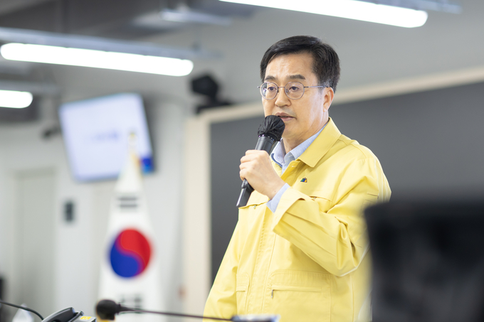 19일 경기도청 전시종합상황실에서 진행된 을지연습 최초 상황보고 회의에서 김동연 경기도지사가 인사말을 하고 있다. (사진=경기도 제공)