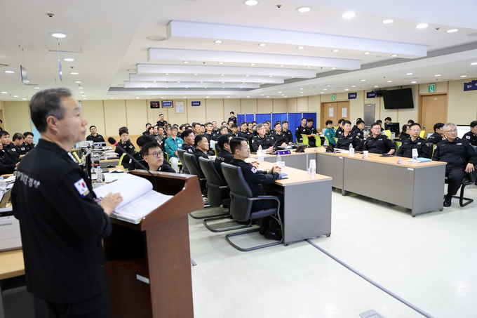 19일 김종욱 해양경찰청장이 을지연습 시작에 앞서 훈련현황을 확인하고 있다. ( 사진 = 해양경찰청 제공 )
