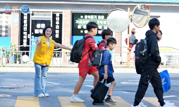 양평군의회 의원들이 양평초등학교 개학 첫날에 등굣길 교통지도 봉사를 실시했다. (사진=양평군의회 제공)