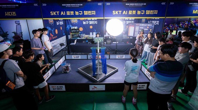 SKT가 개최한 ‘AI 로봇 농구 챌린지’에서 참가자들이 경기하는 모습 (사진=SKT 제공)