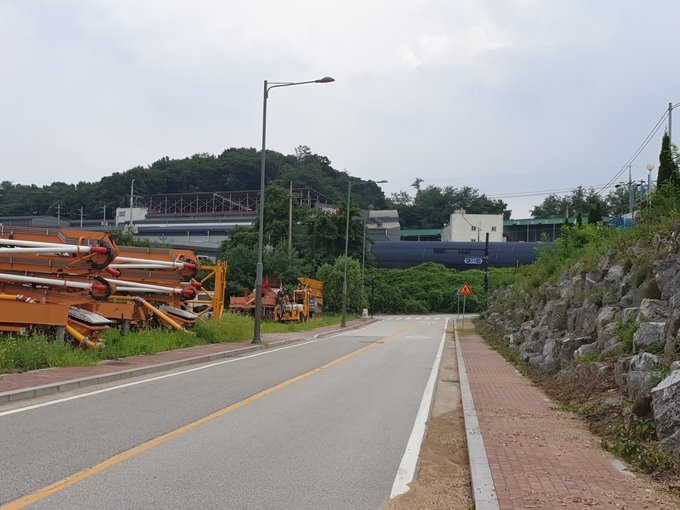 준산업단지 조성을 추진하고 있는 A 업체 인근 도로. 도로를 포함한 소화전, 가로등 등 기반시설을 A 업체가 자부담으로 조성했다. (사진=나규항 기자)