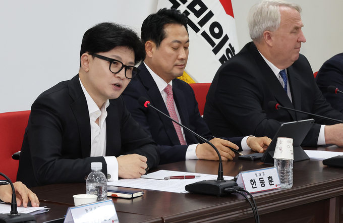 국민의힘 한동훈 대표(왼쪽)가 19일 오전 서울 여의도 당사에서 열린 최고위원회의에서 발언하고 있다. (사진=연합뉴스)