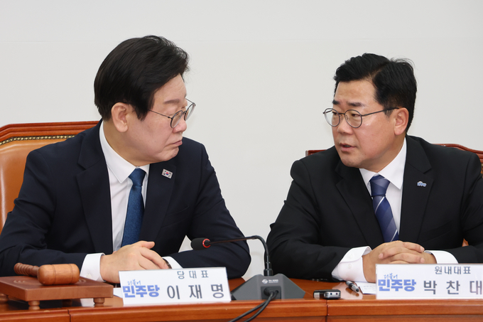 더불어민주당 이재명 대표가 19일 오전 국회에서 열린 최고위원회의에서 박찬대 원내대표와 대화하고 있다. (사진=연합뉴스)