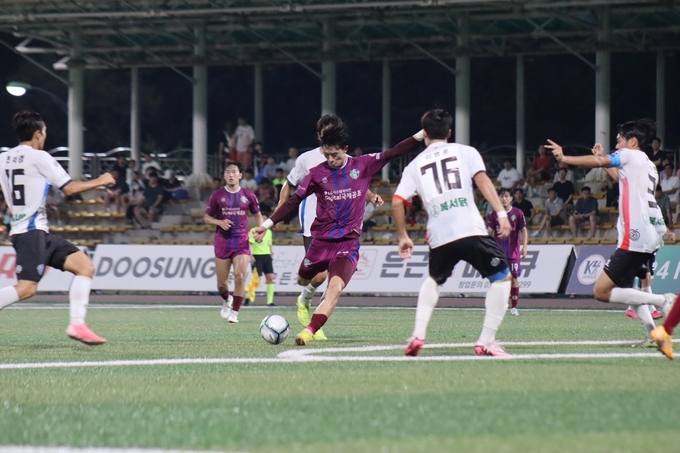 남양주FC 10번 이종렬 선수가 FC세종과의 홈경기에서 상대 골문을 향해 슈팅을 하고 있다. (사진=남양주시 제공)