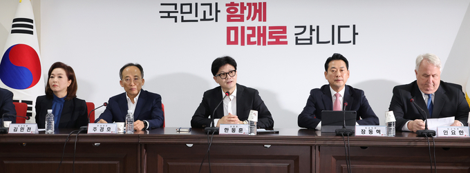 국민의힘 한동훈 대표(가운데)가 19일 오전 서울 여의도 당사에서 열린 최고위원회의에서 발언하고 있다. (사진=연합뉴스)