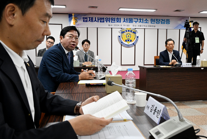 김승원 법사위 야당 간사가 19일 오전 경기도 의왕시 서울구치소에서 진행된 국회 법제사법위원회 서울구치소 현장검증에 참석해 의사진행 발언을 하고 있다. (사진=연합뉴스)
