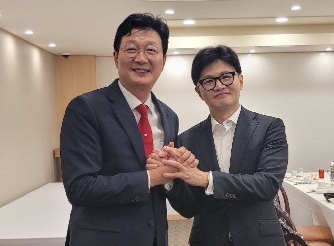 19일 국민의힘 시도당위원장회의에 참석한 손범규 인천시당위원장이 한동훈 당대표와 기념촬영하고 있다. ( 사진 = 국민의힘 인천시당 제공 )