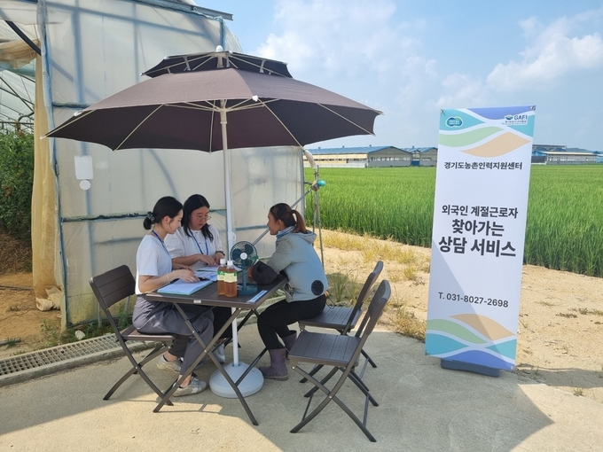 평택시에서 근로 중인 외국인 계절근로자가 경기도의 찾아가는 상담서비스를 받고 있다. (사진=경기도 제공)