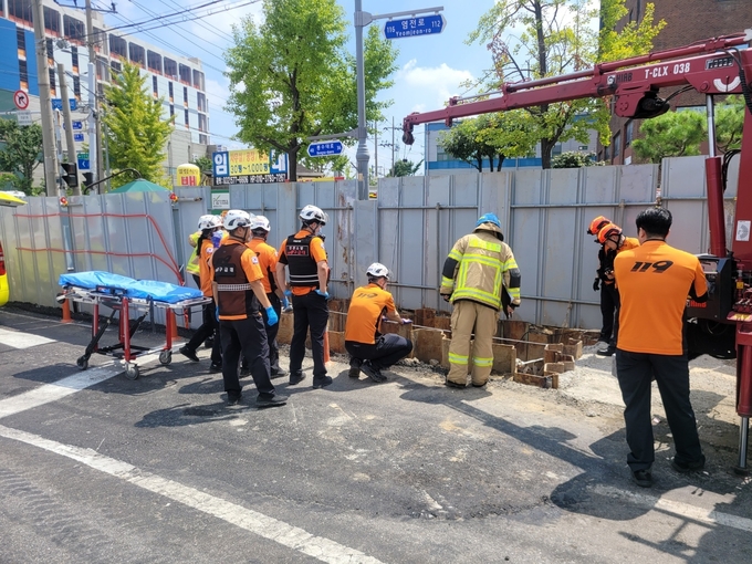 지난 19일 오전 인천 미추홀구 도화동에 있는 열 수송관 공사 현장에서 노동자 1명이 지하로 떨어져 중상을 입었다. ( 사진 = 인천소방본부 제공 )