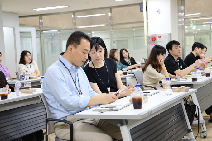 챗GPT를 활용한 디지털 전환 변화 혁신교육을 진행중인 한국도로공사서비스 직원들 (사진=한국도로공사서비스 제공)