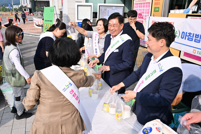 양평군과 NH농협은행 양평군지부가 쌀 소비촉진을 위해 아침밥 먹기 캠페인을 펼쳤다. (사진=양평군 제공)