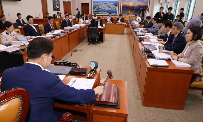 1일 오전 국회 국토교통위원회에서 열린 전세사기피해자 지원 및 주거 안정에 관한 특별법 일부개정법률안 등을 심의하는 국토법안심사소위원회 회의에서 국민의힘 소속 권영진 소위원장이 의사봉을 두드리고 있다. (사진=연합뉴스)