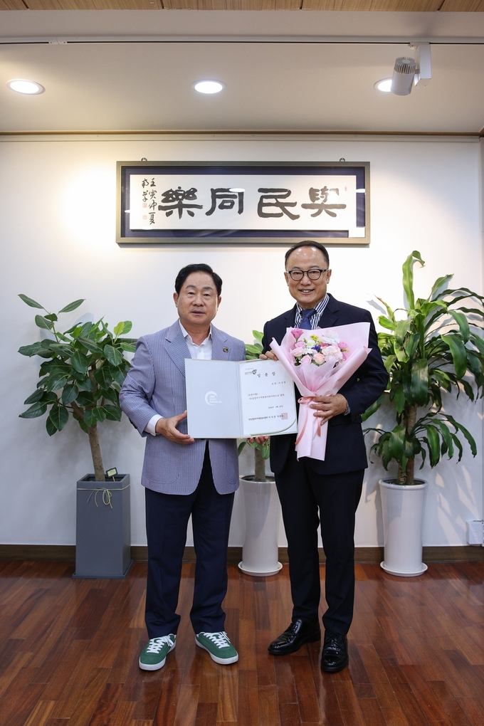 주광덕 남양주시장(왼쪽)이 서상철 신임 (사)남양주시자원봉사센터장에게 임용장을 수여하고 기념촬영을 하고 있다. (사진=남양주시 제공)
