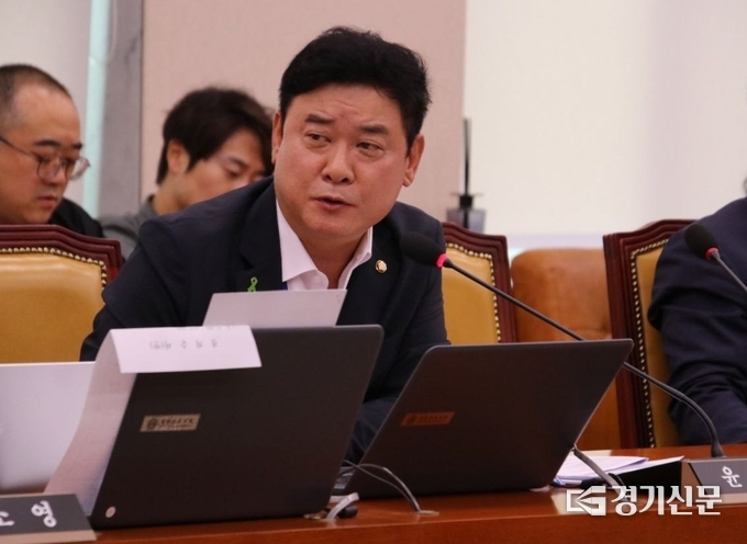 윤종군 의원(경기 안성시)이 국토교통위원회에서 질의를 하고 있다(사진=윤종군 의원실)