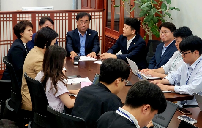 ‘전세사기특별법 개정안’ 소위 통과 후 맹성규(민주) 국토위 위원장, 권영진(국힘) 국토법안소위 위원장, 김은혜(국힘) 의원, 염태영(민주) 의원 등이 기자간담회를 진행하는 모습.. 전세사기 특별법 개정안은 제22대 국회 최초의 여야 합의 법안이라는 점에서 의미가 크다. (사진=염태영 의원 페이스북 캡처)