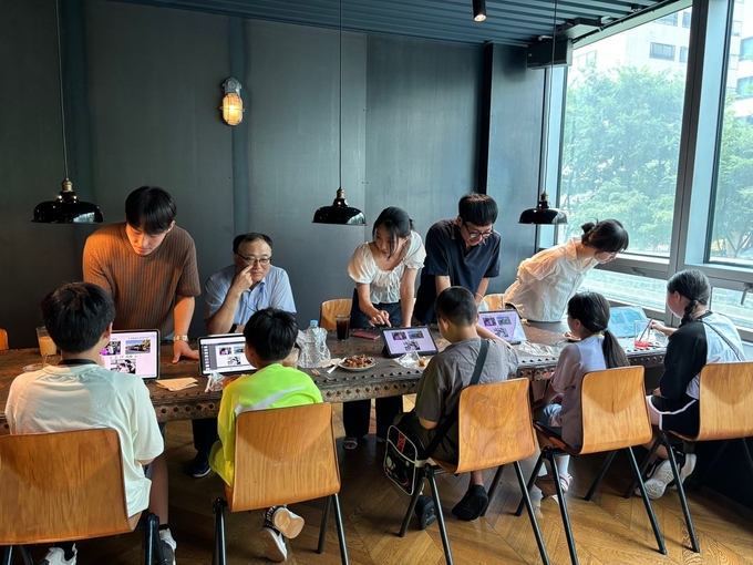 ‘한국디스플레이 전시회 체험 행사’에 참여한 아동들. (사진=성남시장애인종합복지관 제공)