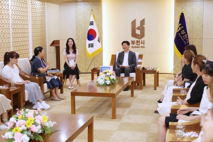  조용익 부천시장과 부천톡톡에 참여한 학부모들이 자녀 교육에 관해 대화하고 있다. (사진=부천시 제공)