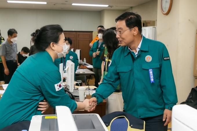  김병전 의장이 을지연습 전시종합상황실을 격려 방문했다. (사진=부천시의회 제공)